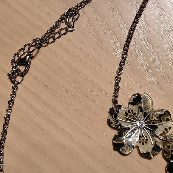 Flower Statement necklace with matching earrings - Picture 3 of 4